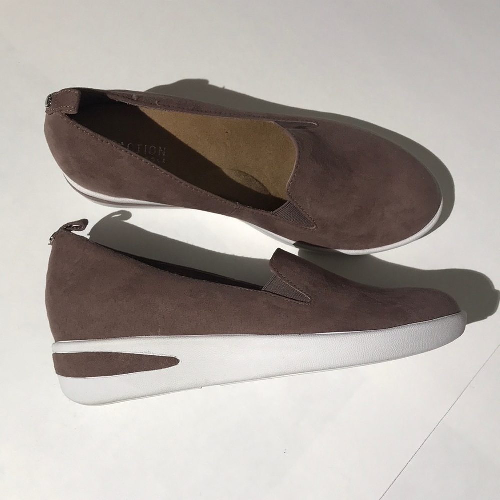 Reaction Kenneth Cole Wedges Heels slip-ons suede velvet shoes sz 8 womens NEW